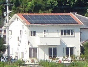 オレンジ色の屋根が太陽光発電のパネルで覆われました。